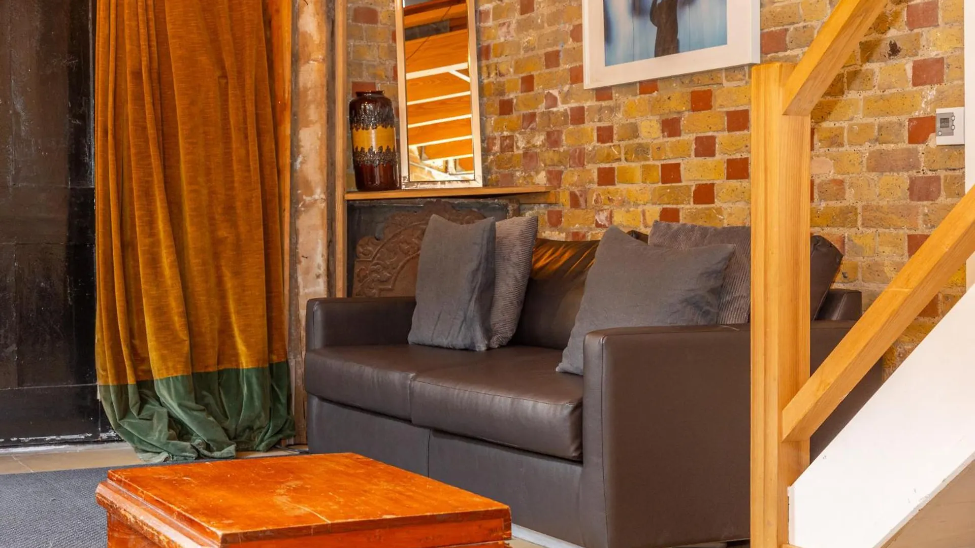 Guest house Unique Detached House Wprivate Courtyard, London Hotel