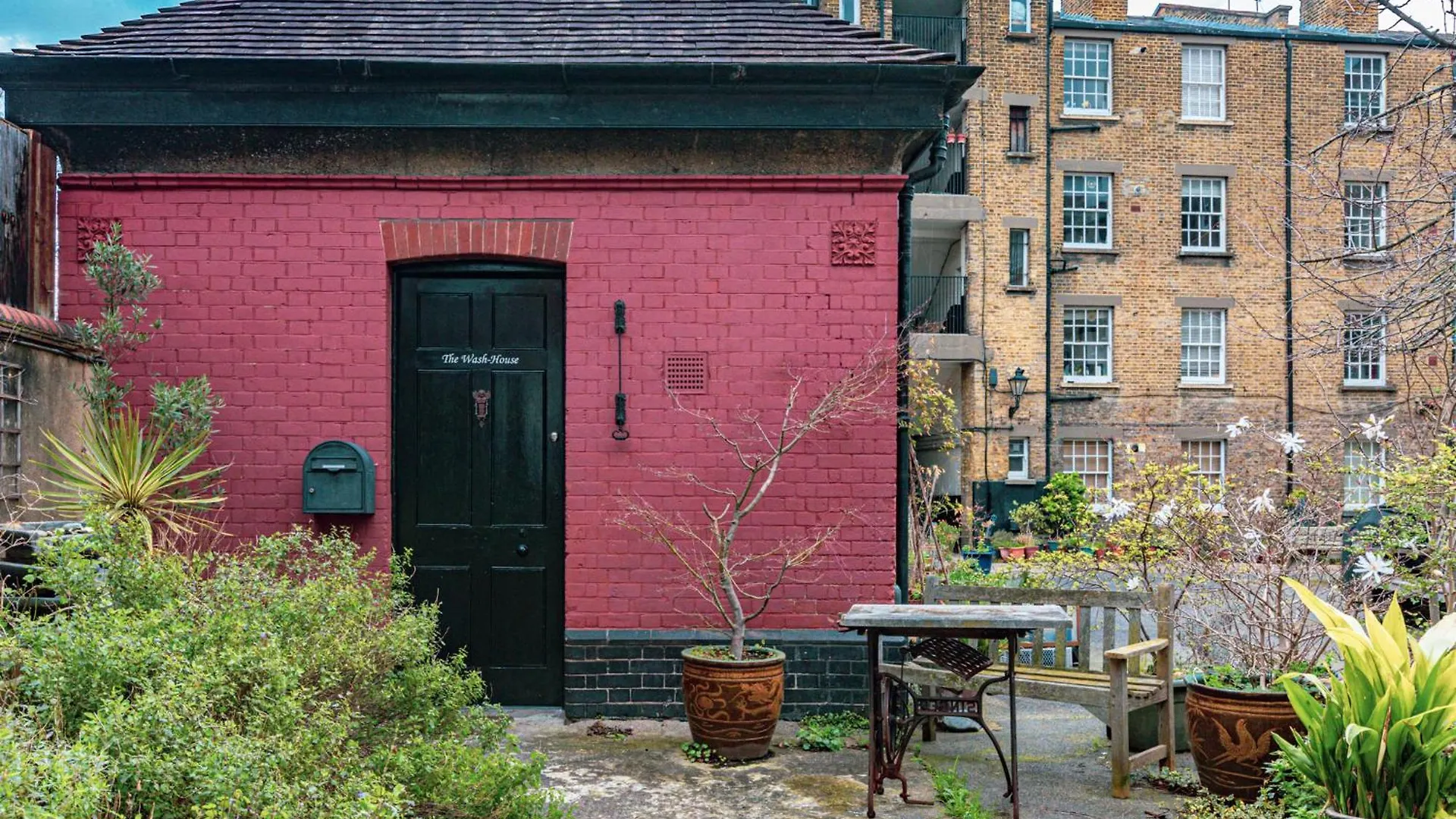 Unique Detached House Wprivate Courtyard, London Hotel Guest house